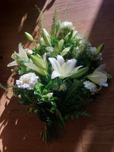 Last inn bildet i Galleri-visningsprogrammet, Bårebukett med sløyfebånd