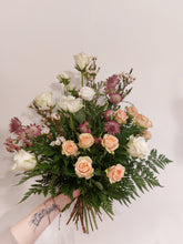 Last inn bildet i Galleri-visningsprogrammet, Bårebukett med sløyfebånd